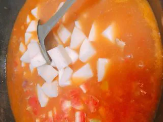 肉肉版罗宋汤,然后加入胡萝卜和土豆，继续小火焖30分钟，也可以上高压锅压10钟。