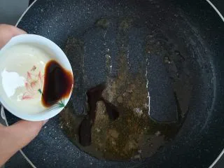 多汁碎牛排三明治,不粘锅里加入意大利香醋