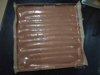 可可旋风蛋糕卷,然后调转方向,再划一遍。