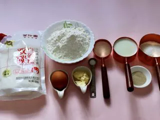 椰蓉奶香面包圈,首先备齐所有的食材并称重。