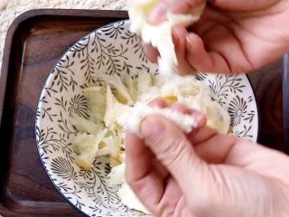 无需烤箱❗平底锅搞定菠萝披萨,面包撕成小块