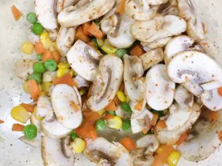 小白也会的奥尔良烤鸡腿披萨 「8寸薄脆版」,把蘑菇和青豆胡萝卜玉米粒放在一起，加奥尔良拌料或者烧烤拌料，或者一点盐味精孜然粉煨一下。或者直接和鸡肉那一波一起腌制。