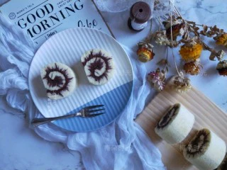 可可旋风蛋糕卷,装盘,食用,