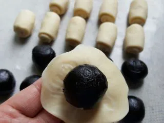 中式点心~玫瑰酥,把面团擀为中间稍厚四周薄的面片,包入一份馅料。