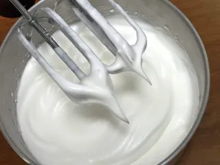 可可毛坯蛋糕,继续搅打50圈,蛋白变得硬挺,出现直立的小尖峰。