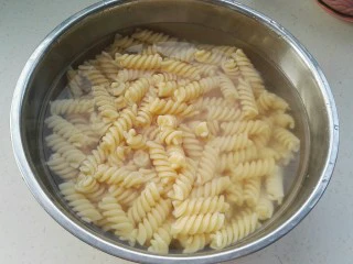 快手螺旋意大利面,捞出放凉水盆中过凉。