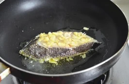 香煎杏仁鳕鱼,平底锅烧热将橄榄油烧至5成热时,放入鱼片,用中小火煎至二面金黄。