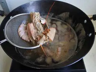 煎南美虾球配意式墨汁海鲜烩饭,水煮5分钟做成高汤，捞出虾皮