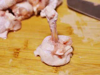 棒棒糖烤鸡翅根（新奥尔良口味）,顺着骨头往下捋到最底部。