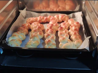 砂糖麻花面包,烤至表面金黄就可以出炉了。晾至不烫手以后密封保存。