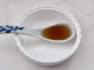 日式柠香烤鳗鱼,碗里先倒入料酒。