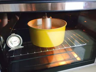 7寸中空戚风蛋糕(新手零失败),放入烤箱里,