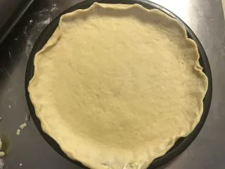 秘制芝心卷边披萨,将边缘用手擀薄擀出一圈长边。