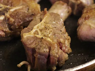 番茄红酒烩牛尾,煎香牛尾的两面取出待用