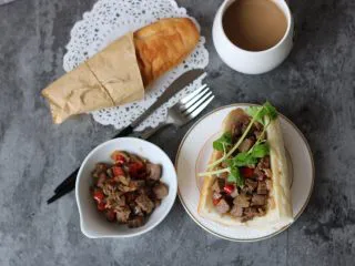 多汁碎牛排三明治,三明治搭配咖啡，在家就可以吃西餐