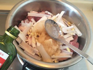 #猪里脊#绝世好叉烧-港式叉烧,加入三大小白酒。