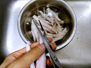 ~泡椒凤爪~,泡好的鸡爪剪去指甲。