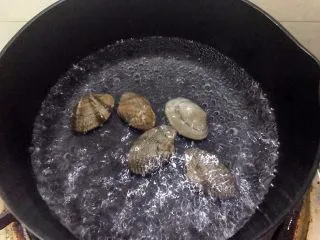 冬阴功海鲜汤or火锅,烧一小锅水,沸腾后加入花甲