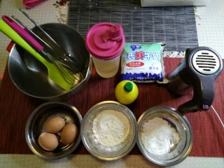 烘焙入门戚风蛋糕,所有的食材和用具准备好。