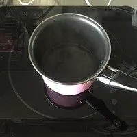 百利甜酒核桃磅蛋糕,先来煮糖水,水和糖放入小锅中煮沸后凉凉至室温加入百利甜酒备用