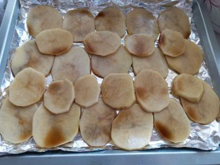 香辣孜然土豆片烤箱版,摆上土豆片