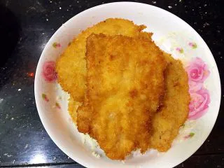 美味的日式炸猪排,出炉，经过第二次复炸的猪排颜色特别金黄漂亮！