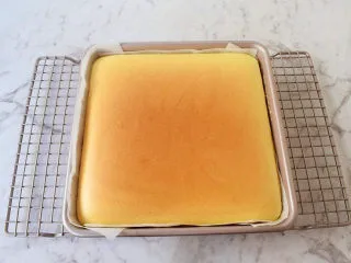 日式棉花蛋糕,烤好取出晾晾脱模后再切块,无需倒扣