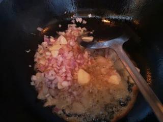 改版奶油意面,放入蒜和洋葱爆香