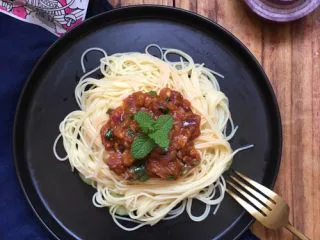 自制美味意大利面,倒上炒好的面酱