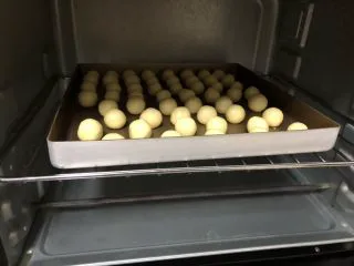 蛋奶小馒头（宝宝辅食）,烤箱预热170度，中层，上下火15分钟左右，烤至表面上色即可