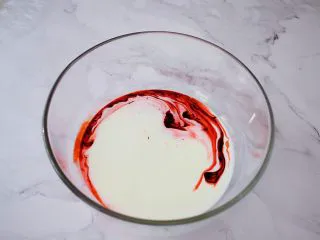 八寸中空红丝绒戚风蛋糕,牛奶加入红丝绒液搅拌均匀