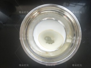 纸杯蛋糕(不塌不裂),盆内加入牛奶,玉米油,搅拌均匀。