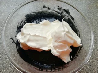 蜂窝煤戚风蛋糕,将打发好的蛋白分成三份,取中间的三分之一加入到蛋黄糊里面,用硅胶刮刀采用切拌和翻拌的方法混合均匀。