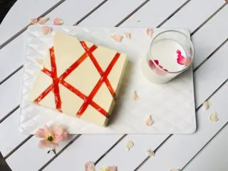 酸奶冻芝士蛋糕,可以浇上果酱一起食用，酸酸甜甜，口感也不错。