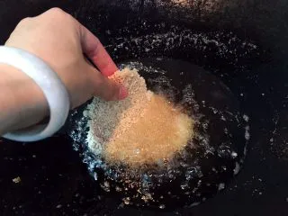 美味的日式炸猪排,猪排放入