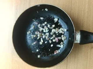 土豆苹果炖饭,用培根煎出来的油继续煎洋葱，依旧小火，待洋葱透明即可。