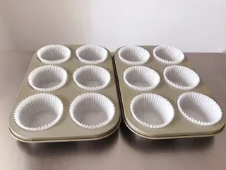 猪猪椰蓉小面包,准备好平时做纸杯蛋糕的模具，放入油纸。