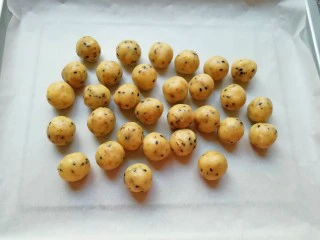 芝麻核桃一口酥,分成8g一份搓圆。