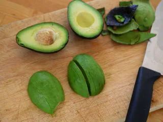 双椒土豆三文鱼,将熟透的牛油果切半，去核，剥皮，切片。