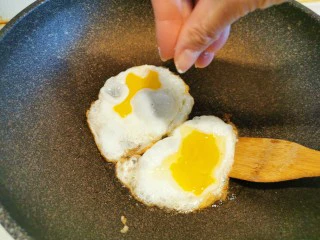 超快手三明治~十分钟就能搞定,撒少许食盐