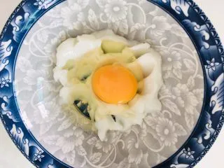 全麦香葱饼干,鸡蛋和猪油混合。