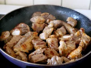 #食二星座#法式红酒炖牛肉 Boeuf Bourguignon,5. 用大火煎到每一面微焦黄，并加入现磨黑胡椒和一点点盐调味。 注：通常的西式炖肉都是用先煎的方法，并且一定是大火，将内部的水分锁住。