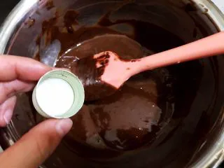 醇厚浓郁的巧克力慕斯蛋糕,加入朗姆酒,朗姆酒不建议省去