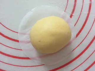 卡通果蔬馒头-小蜜蜂,搓成一个椭圆形面团