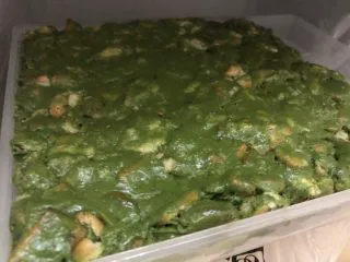 网红~~~抹茶雪花酥,放入冰箱冷冻室,快速急冻几分钟。