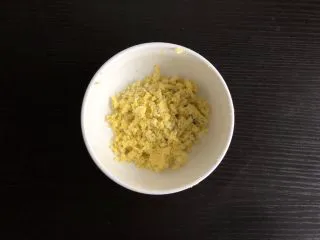 蛋奶小馒头（宝宝辅食）,蛋黄过筛成细腻的粉末状