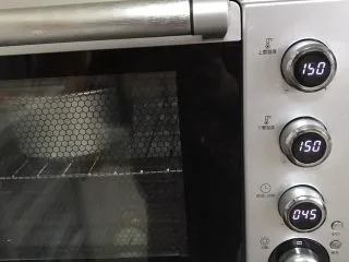 6寸巧克力戚风,放入烤箱中层,150度45分钟