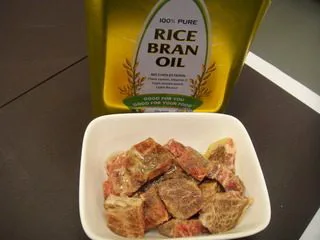 黑椒新西兰牛柳粒,牛肉切成2cm的粒。用盐,胡椒米糠油油腌制