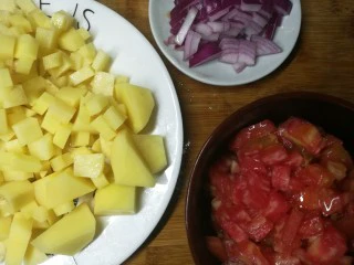 四季都宜的西红柿土豆浓汤,西红柿切小丁,土豆也切小丁(我切了几块大的,是为了怕小丁炖化了,特意留几块大的拍照用。事实上都切小,比较容易煮)洋葱也切丁