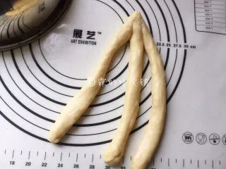 一发的淡奶油辫子面包,长条的面团，顶部一定要捏紧捏牢。